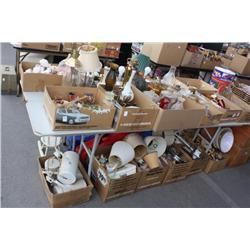 Table lot of miscellaneous collectible items
