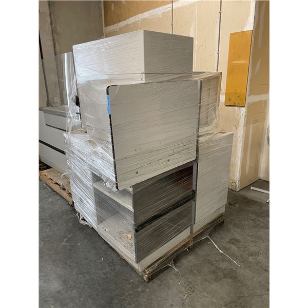 Group of 2 checkout stations