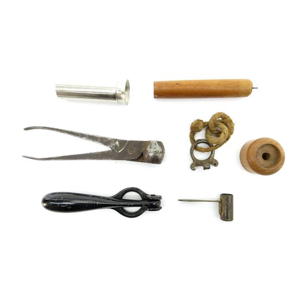 ASSORTED VINTAGE 12 GAUGE SHOT SHELL RELOADING TOOLS / ACCESSORIES LOT