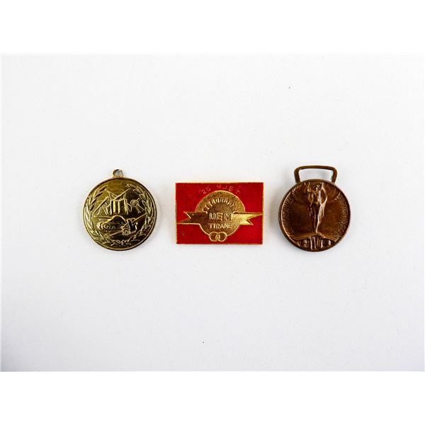 ASSORTED ALBANIAN / ITALIAN MEDALS AND BADGE LOT