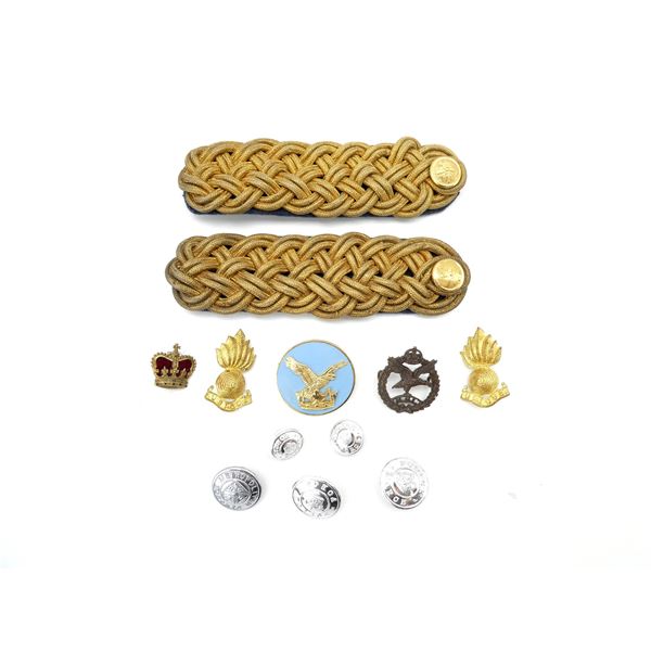 ASSORTED CANADIAN MILITARY / POLICE / BRITISH MILITARY BADGES AND BUTTONS LOT