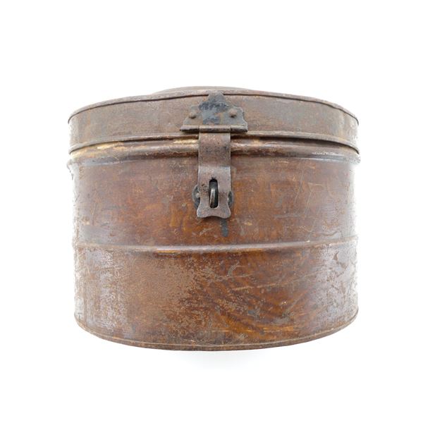 EARLY 1900'S UNKNOWN MILITARY HEAD WEAR STORAGE TIN