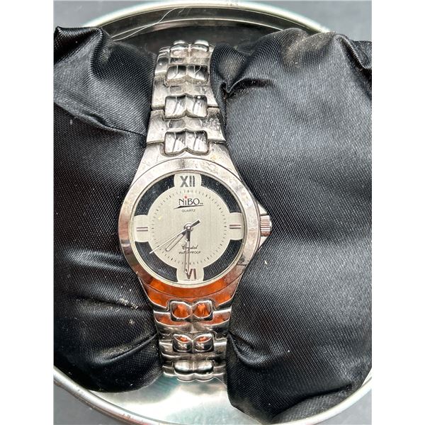 NiBo Quartz Wristwatch with Metal Bracelet and Roman Numerals