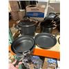 Image 2 : 11-Piece Nonstick Cookware Set With Glass Lids and Metal Handles