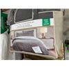 Image 2 : Three-Piece King Size Comforter Set With Fleece Blanket