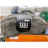 Image 3 : Three-Piece King Size Comforter Set With Fleece Blanket