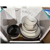 Image 1 : 16-Piece Ceramic Dinnerware Set With Mixed Bowls and Plates