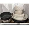 Image 2 : 16-Piece Ceramic Dinnerware Set With Mixed Bowls and Plates