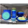 Image 1 : 32 Multi-Colored Plastic Containers With Lids