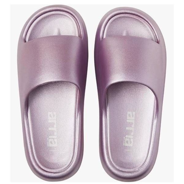 Aria Chrome Cloud Slippers – Size M, Purple