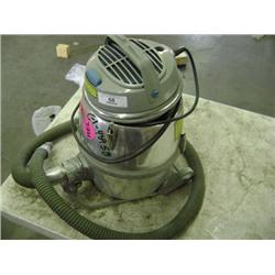 NILFISK G580 VACUUM