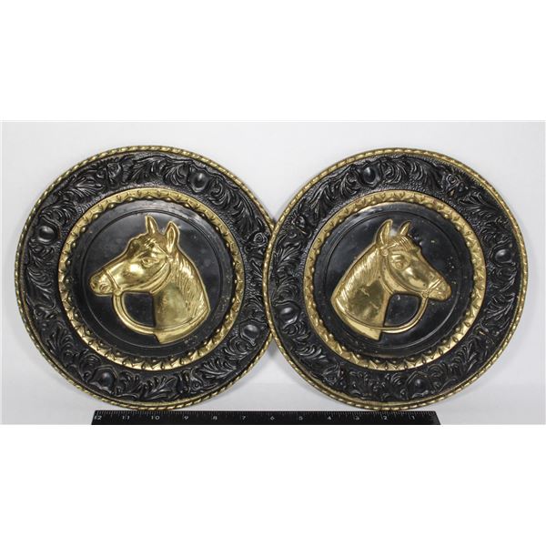 2 DECORATIVE PLATES WITH HORSES