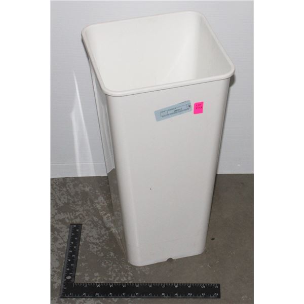 PLASTIC SWHITE CONTAINER