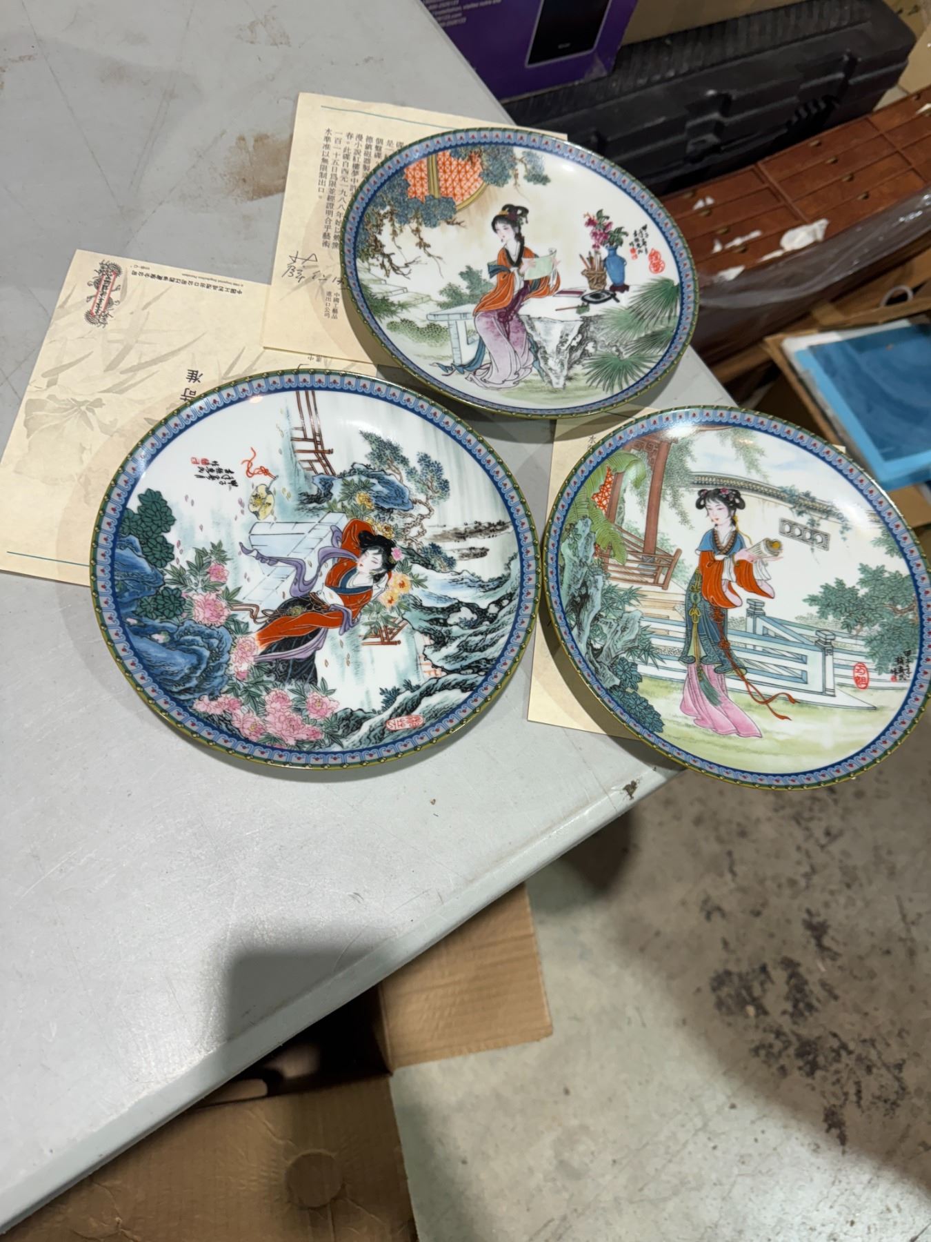 Collector plates with case