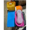 Image 1 : Tupperware and other storage container