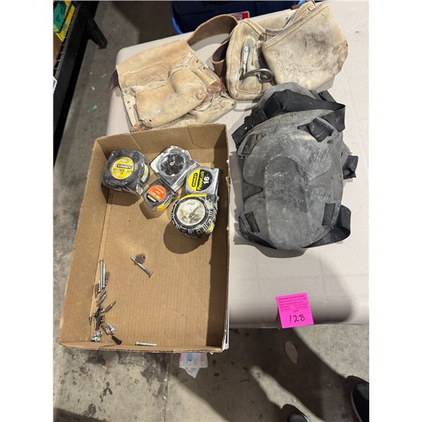 Measuring tapes, kneepads and tool pouch