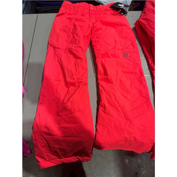 NWT DC size medium snow pants
