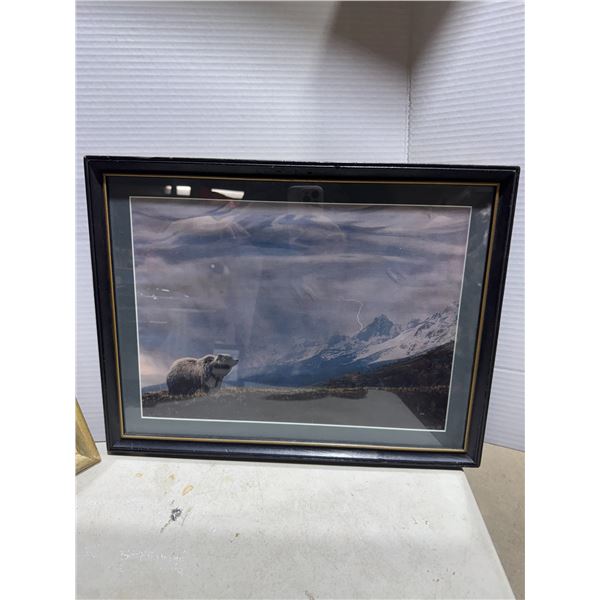 Bear wall hanging measure 17 1/4" x 13 1/2