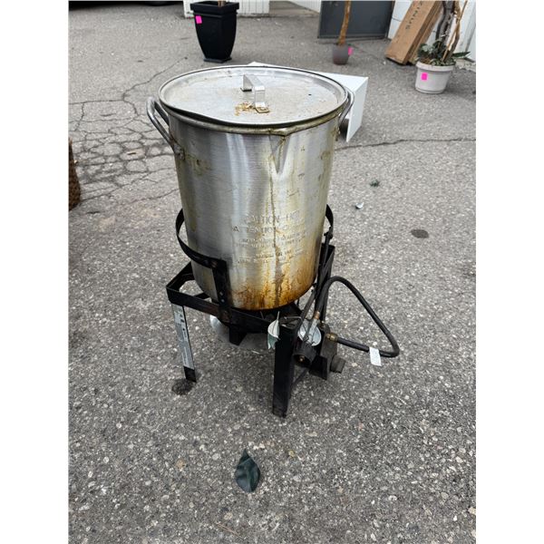 Propane cooker with pot