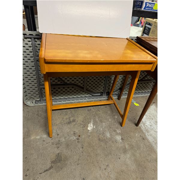 Reading desk with lift top