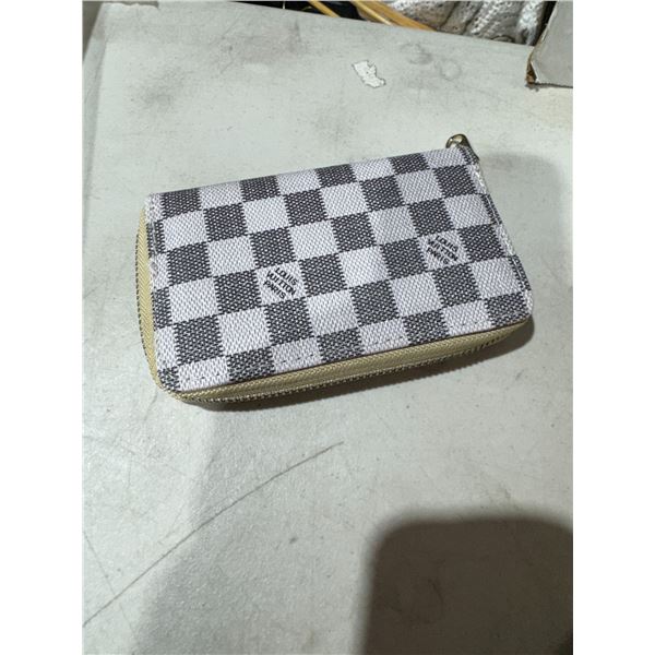 Louis Vuitton wallet, authenticity of the buyer to verify