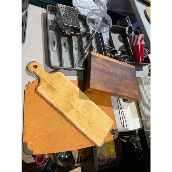 Kitchen items, cutting boards, drawer trays, et