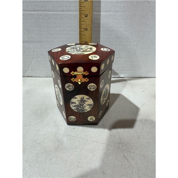 Inlaid container