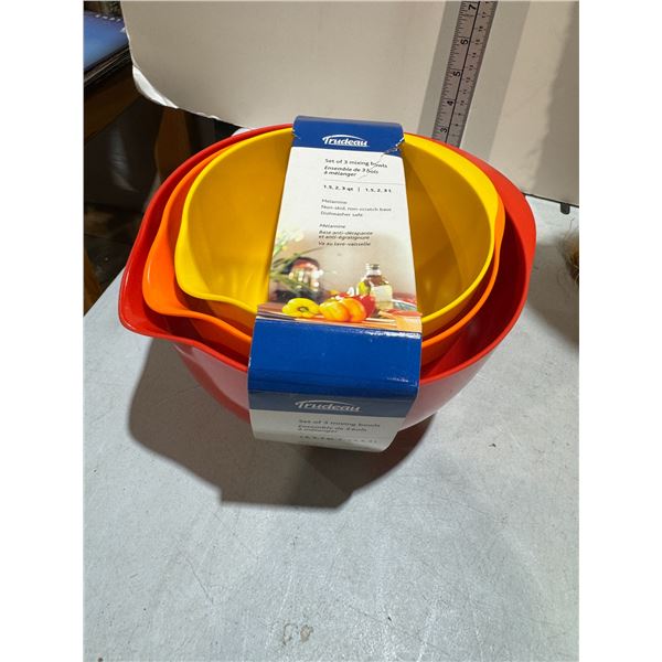 Trudeau set a three mixing bowls