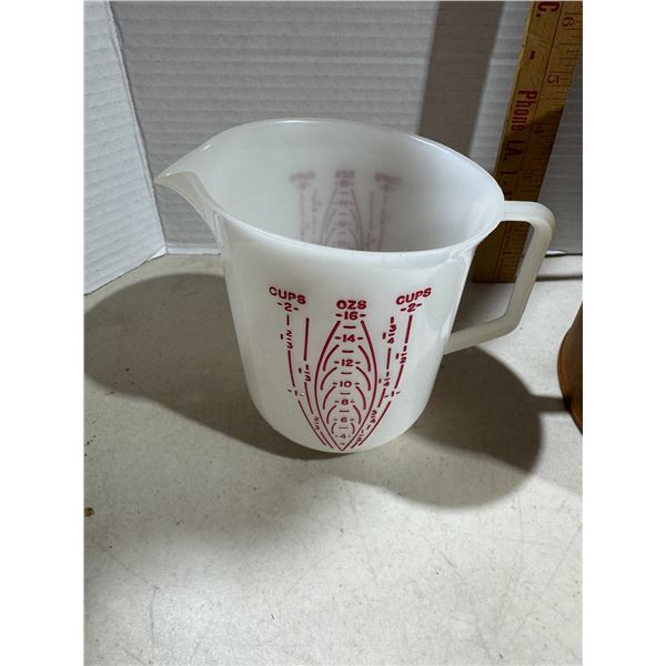 Tupperware measuring cup