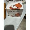 Image 1 : Terra-cotta Garlic Baker