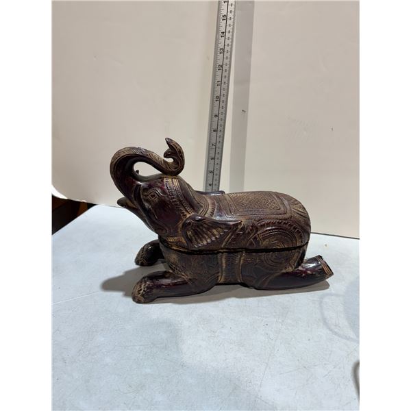 Lidded elephant carved decor