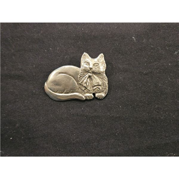 Cat motif brooch