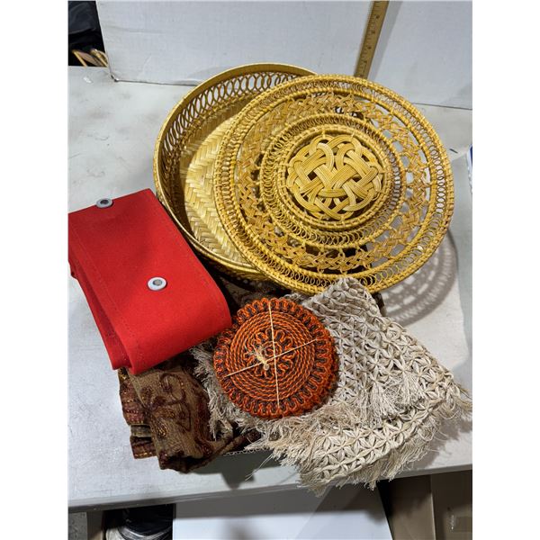 Basket and table linens et