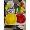 Image 1 : Assorted kitchen items and other