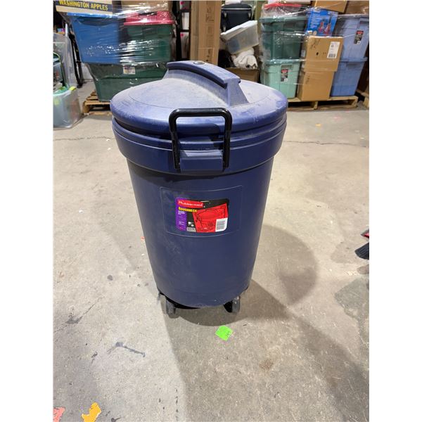 Rubbermaid roughneck garbage can