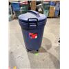 Image 1 : Rubbermaid roughneck garbage can