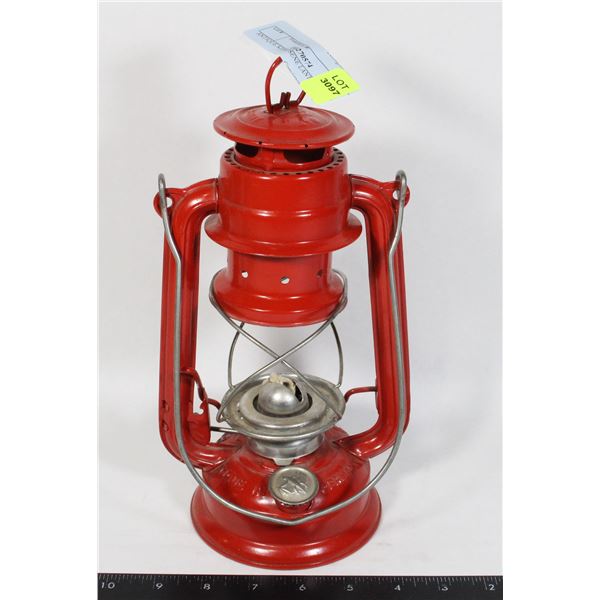 VINTAGE KEROSENE LANTERN