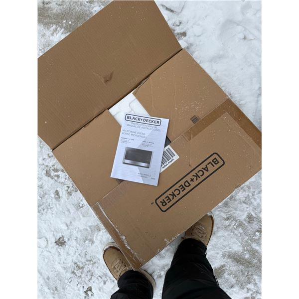 BLACK AND DECKER MICROWAVE - NEW, IN BOX!