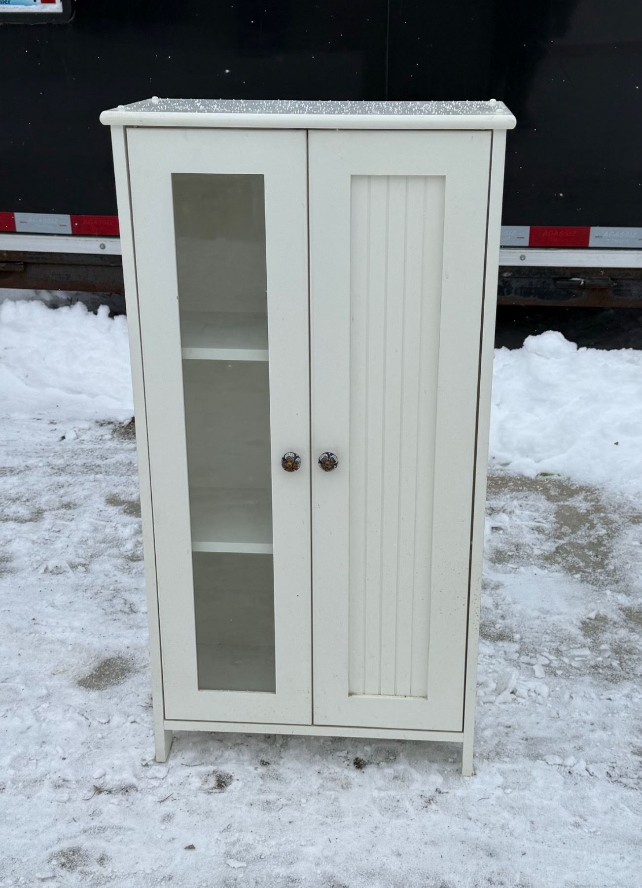 WHITE COASTAL COTTAGE CABINET - Cornerbids