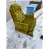 Image 7 : VINTAGE GREEN CRUSHED VELVET RECLINER