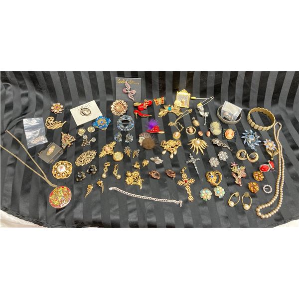 COLLECTION OF ASSORTED VINTAGE COSTUME JEWELRY