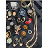 Image 2 : COLLECTION OF ASSORTED VINTAGE COSTUME JEWELRY