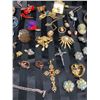 Image 4 : COLLECTION OF ASSORTED VINTAGE COSTUME JEWELRY