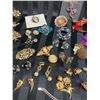 Image 6 : COLLECTION OF ASSORTED VINTAGE COSTUME JEWELRY