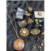 Image 7 : COLLECTION OF ASSORTED VINTAGE COSTUME JEWELRY