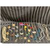 Image 1 : COLLECTION OF VINTAGE BROOCHES AND NECKLACES
