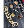 Image 2 : COLLECTION OF VINTAGE BROOCHES AND NECKLACES