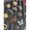 Image 3 : COLLECTION OF VINTAGE BROOCHES AND NECKLACES