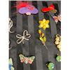 Image 4 : COLLECTION OF VINTAGE BROOCHES AND NECKLACES