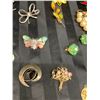 Image 5 : COLLECTION OF VINTAGE BROOCHES AND NECKLACES